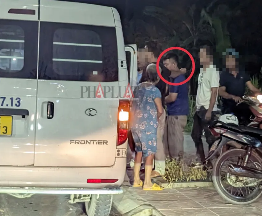 T (áo xanh đen) bị các trinh sát bắt giữ cùng tang vật khi đang lẩn trốn tại Vĩnh Long. Ảnh: PHẠM HẢI