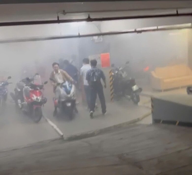 Người dân vội vàng di dời xe ra khỏi tầng hầm.