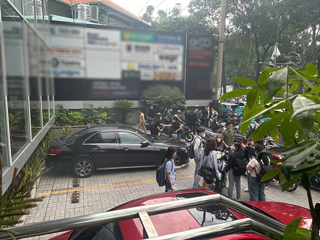 Người dân chạy ra khỏi tòa nhà