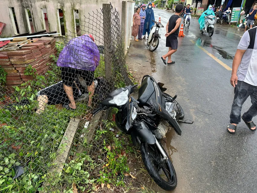 Cú va chạm làm 1 học sinh tử vong tại chỗ.