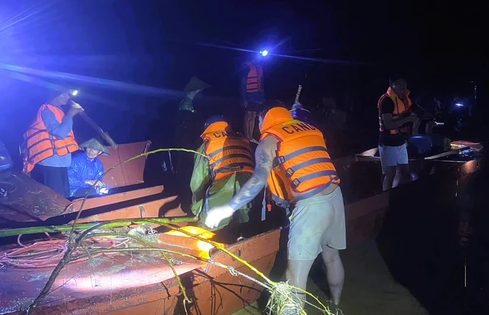 Lực lượng Cảnh sát PCCC và Cứu hộ cứu nạn Công an tỉnh Thanh Hóa cùng lực lượng chức năng đang nỗ lực tìm kiếm người phụ nữ bị lũ cuốn mất tích