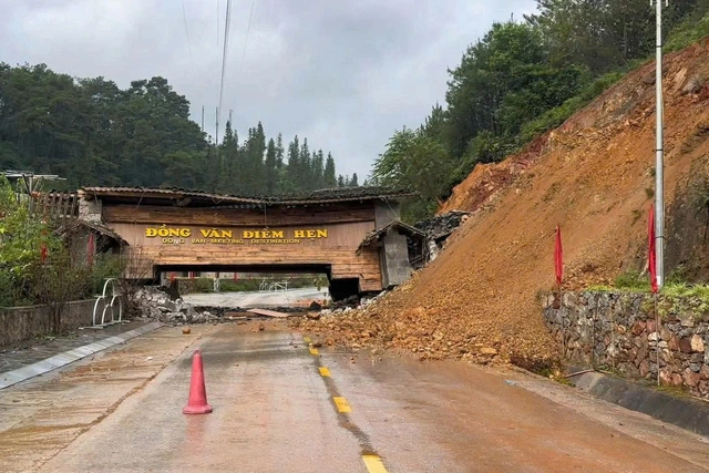 Mưa lớn, sạt lở đất đã khiến cổng chào cao nguyên đá Đồng Văn đổ sập.