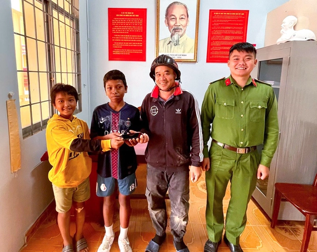 Công an xã Ka Đô tiếp nhận và trao trả tài sản cho người bị mất. Ảnh: CALĐ