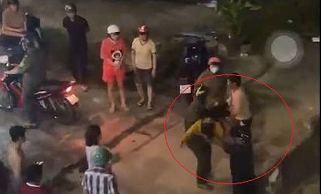 Người phụ nữ được đưa lên bờ. Ảnh người dân cung cấp.