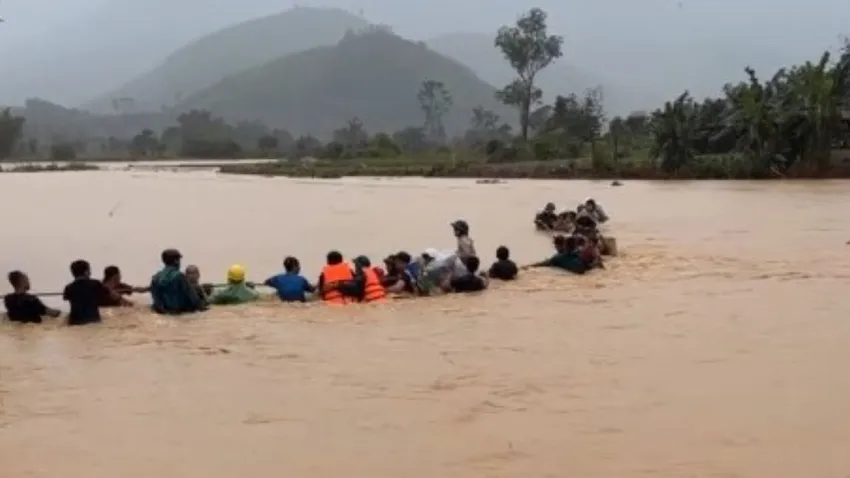 Người dân được sơ tán khỏi vùng sạt lở. Ảnh: N.D