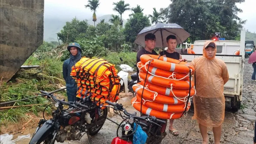 Các lực lượng sẵn sàng đưa áo phao, phao cứu sinh vào khu vực bị cô lập. Ảnh: T.T