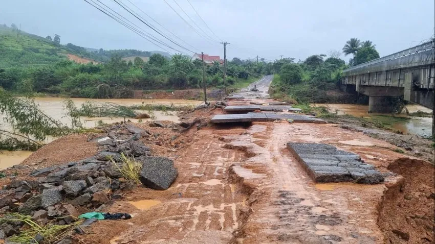 Cầu dân sinh tại xã Yang Mao bị hỏng hoàn toàn. Ảnh: T.T