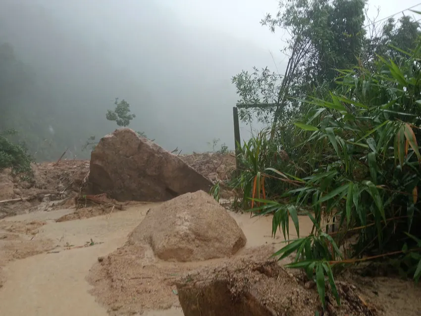 Theo cơ quan chức năng Lâm Đồng có ít nhất 14 điểm sạt lở từ hướng Đà Lạt xuống điểm hai xe tải và tài xế bị mắc kẹt trên đèo Khánh Lê. Ảnh: Phòng CSGT Lâm Đồng