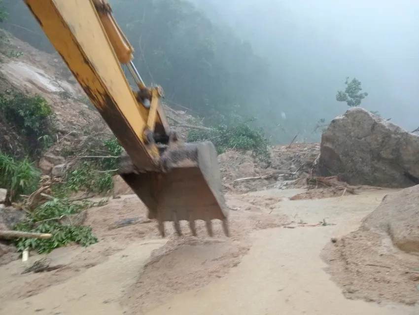 Xe cơ giới dọn dẹp các điểm sạt lở trên đèo Khánh Lê từ hướng Lâm Đồng xuống.Ảnh: Phòng CSGT Lâm Đồng