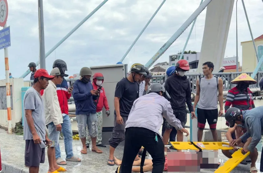 Người phụ nữ được vớt lên cầu Lê Hồng Phong.