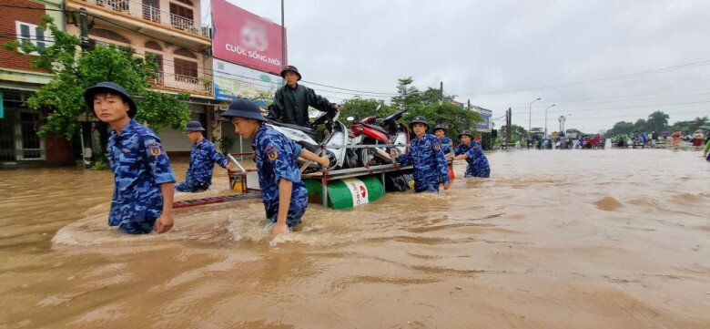 
Người dân Hà Nội vật lộn với lũ. Ảnh: VIẾT LONG - PHI HÙNG