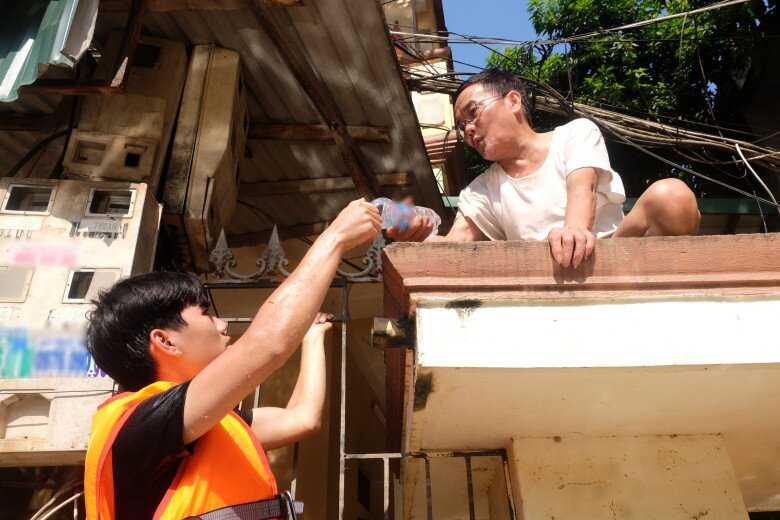 
Người dân chồng chất khó khăn khi cơn lũ rút. Ảnh: VIẾT LONG -
THANH TÚ