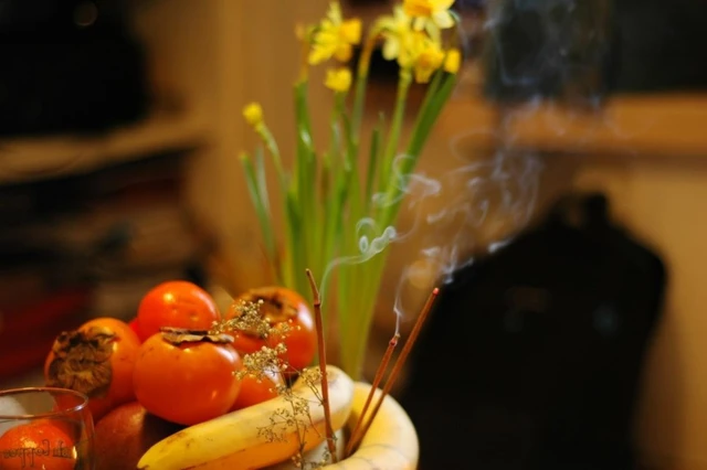 Văn khấn cúng mùng 1 tháng 11 năm Ất Tỵ, 3 việc nên làm và 4 điều đại kỵ khi thắp hương để đón phước lộc - 2