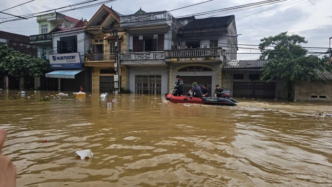 Tại xã Thất Khê, nước ngập hơn một mét, lực lượng cứu hộ phải di chuyển bằng xuồng. Ảnh: Cổng thông tin tỉnh Lạng Sơn