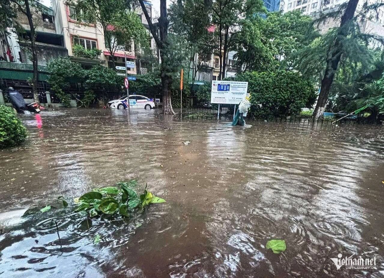 Ngập sâu 69 điểm khiến Hà Nội lại amp;#34;thất thủamp;#34;, xe chết máy la liệt trên các phố - 38