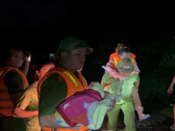 Trắng đêm cứu dân giữa dòng nước lũ ở Lạng Sơn