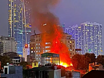 Cháy lớn gần Bệnh viện Nhi Trung ương, nhiều xe cứu hỏa được huy động