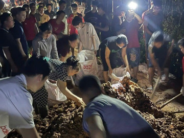 VIDEO: Hàng trăm người xuyên đêm hộ đê với tinh thần cứu đê là cứu mình