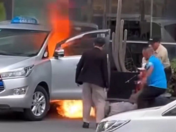 Clip: Taxi bất ngờ bốc cháy, người dân xúm vào giải cứu tài xế
