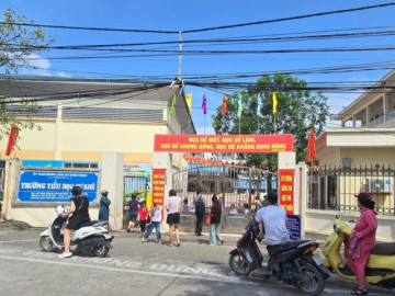 Đoàn liên ngành làm việc với trường học bị tố đưa trứng, thịt bốc mùi vào bữa ăn của học sinh