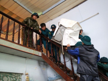 Đà Nẵng: Gõ cửa từng nhà, giúp người dân kê cao đồ đạc trước giờ bão số 12 đổ bộ