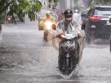 Bão số 12 suy yếu thành áp thấp nhiệt đới, miền Trung bắt đầu mưa lớn
