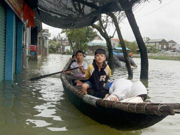 Bên trong ngôi làng bị triều cường tấn công, nước lụt bủa vây nhiều ngày