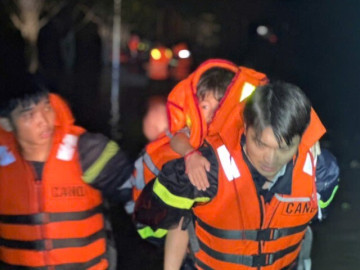 [Clip] Cảnh sát cứu hơn 100 người bị nước lũ uy hiếp ở TPHCM lúc nửa đêm