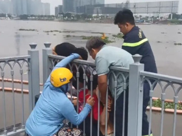 Nhiều phút căng thẳng ngăn nam thanh niên định nhảy sông tự tử ở phường Sài Gòn