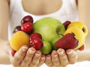 Rau xanh giá trên trời sau mưa bão: Ăn trái cây thay rau có được không?