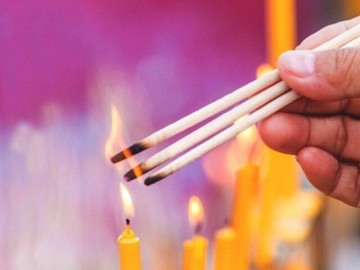 Ba khung giờ đẹp thắp hương ngày mai - Rằm tháng 9 năm Ất Tỵ cho gia chủ đại cát đại lợi, 4 thứ kỵ đặt lên bàn thờ 