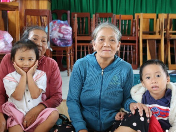 Người dân chạy bão số 13 Kalmaegi: Mong qua đêm nay, nhà cửa còn...