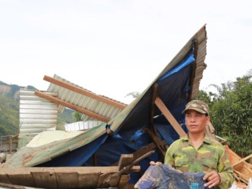 Mất nhà sau sạt lở, người dân tay trắng gây dựng lại cuộc sống