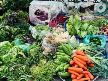 Giá rau xanh tăng "phi mã", bà nội trợ dè xẻn từng mớ rau, quả cà chua