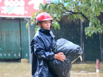 Lũ dữ tràn về lúc rạng sáng, tiểu thương khóc nghẹn nhìn gia tài bị nhấn chìm