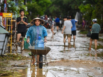 Cảnh tượng chưa từng thấy ở Tây Nha Trang, người dân thốt lên không ngờ lũ dữ đến vậy