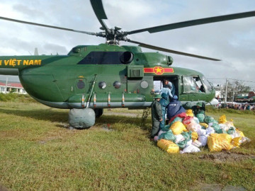 Máy bay Mi-17 mang hơn 3 tấn hàng đến với người dân bị cô lập ở Đắk Lắk
