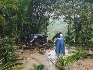 Clip hàng xóm gọi nhau "chạy lũ" giữa đêm khiến người xem nghẹn lòng