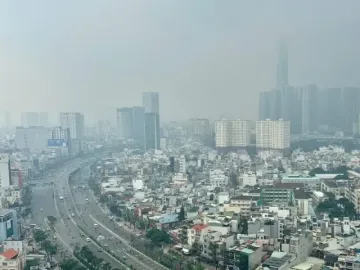 Bầu trời TPHCM đục ngầu, nồng độ bụi mịn vượt ngưỡng nhiều lần