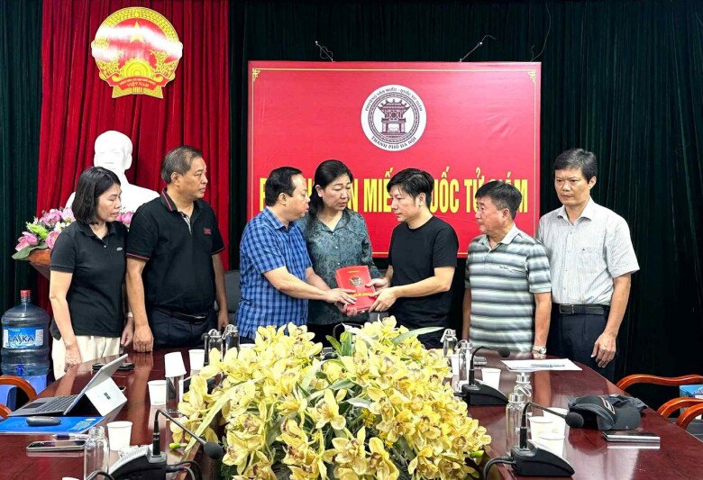 UBND phường Văn Miếu - Quốc Tử Giám trao quà, động viên động viên chia sẻ mất mát mà gia đình phải gánh chịu trong vụ cháy.