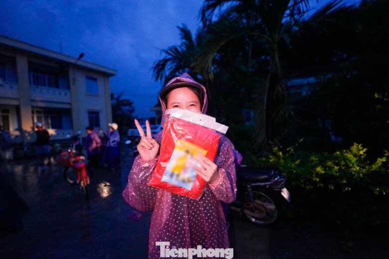 Chị Thanh Phương cho hay: Trận lụt khiến quần áo, đồ đạc mất mát, hư hại hết. Lụt lên, tôi cứ ngồi đó nhìn dòng nước tàn phá tài sản của mình.