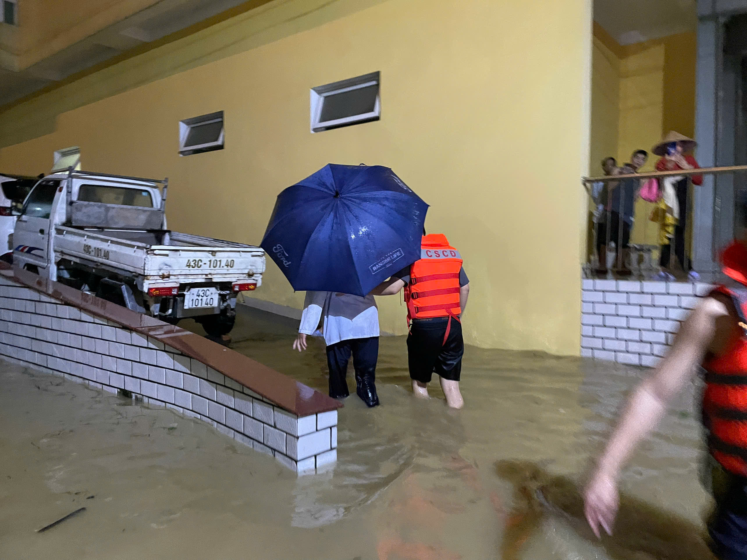 Ấm lòng sự chung tay cùng chương trình “Cùng đồng bào vượt lũ” - 1