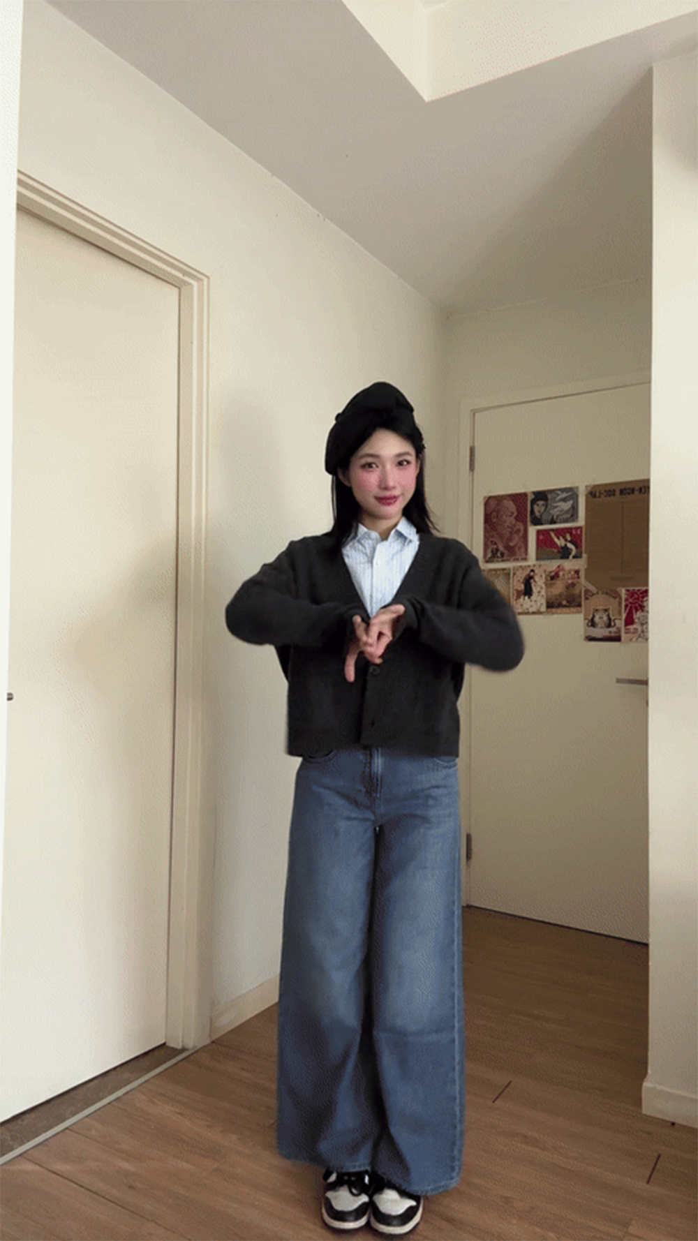 Còn nếu đang “bí ý tưởng” phối cardigan, thì loạt gợi ý siêu đa dạng của TikToker alu.de.buheki chỉ với một chiếc cardigan sợi souffle màu xám của UNIQLO hẳn sẽ khiến các bạn trẻ “chốt đơn” luôn và ngay! Phối basic với sơ mi, quần jeans; preppy khi thay quần bằng chân váy ngắn; hay hoá “nữ sinh Nhật Bản” với sơ mi dài, chân váy xếp ly dáng lửng, thêm phụ kiện cà vạt và mũ beret… Đây quả là gợi ý chất lượng để các nữ “học xinh” tự tin diện cardigan cả tuần không chán!