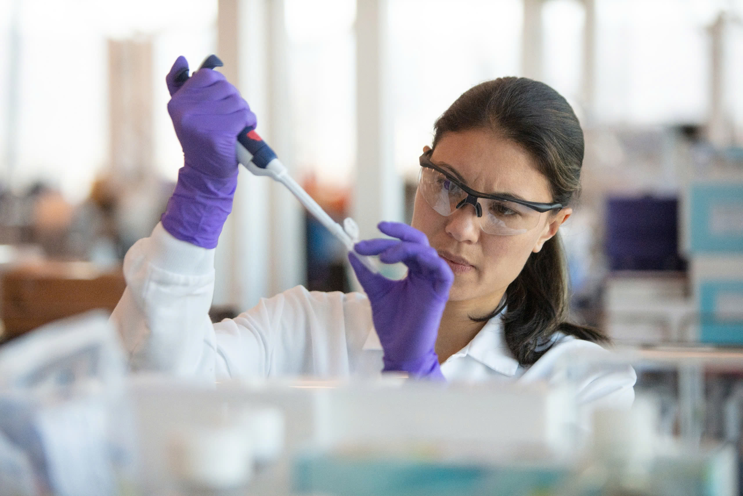 Phác đồ 2 hoặc 3 liều đã được kiểm chứng qua các nghiên cứu lâm sàng với quy trình chặt chẽ, theo dõi dài hạn. (Nguồn hình: Science Visuals)