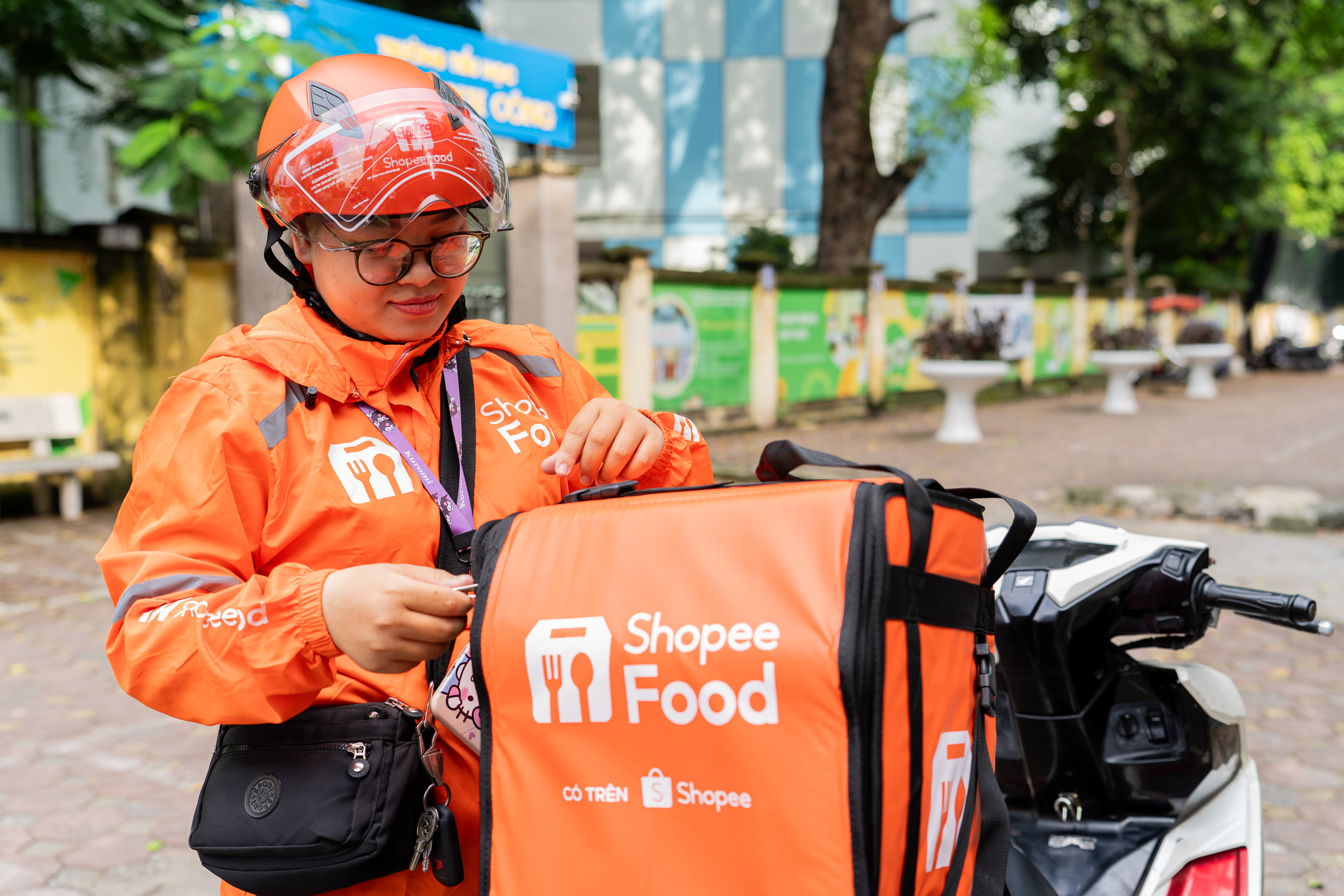 “Từ khi tôi khoác áo cam, cuộc sống gia đình ổn hơn cả về vật chất lẫn tinh thần”, chị Thùy Linh, tài xế ShopeeFood tâm sự.
