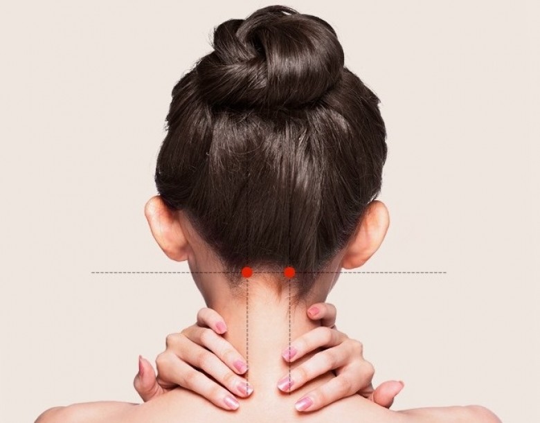 Hình ảnh bấm huyệt Phong Trì để giảm đau đầu