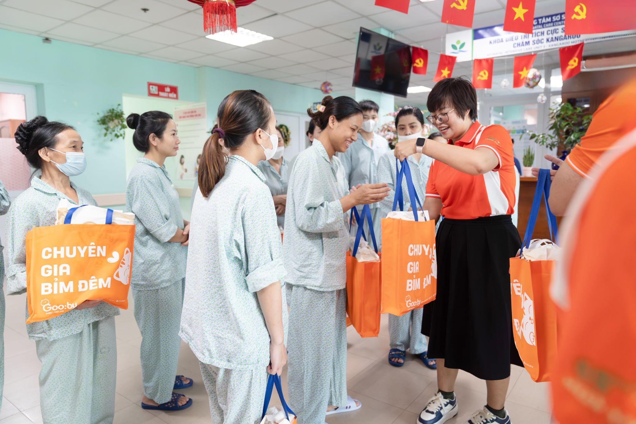 Sản phụ nhận quà từ đội ngũ Green Stars