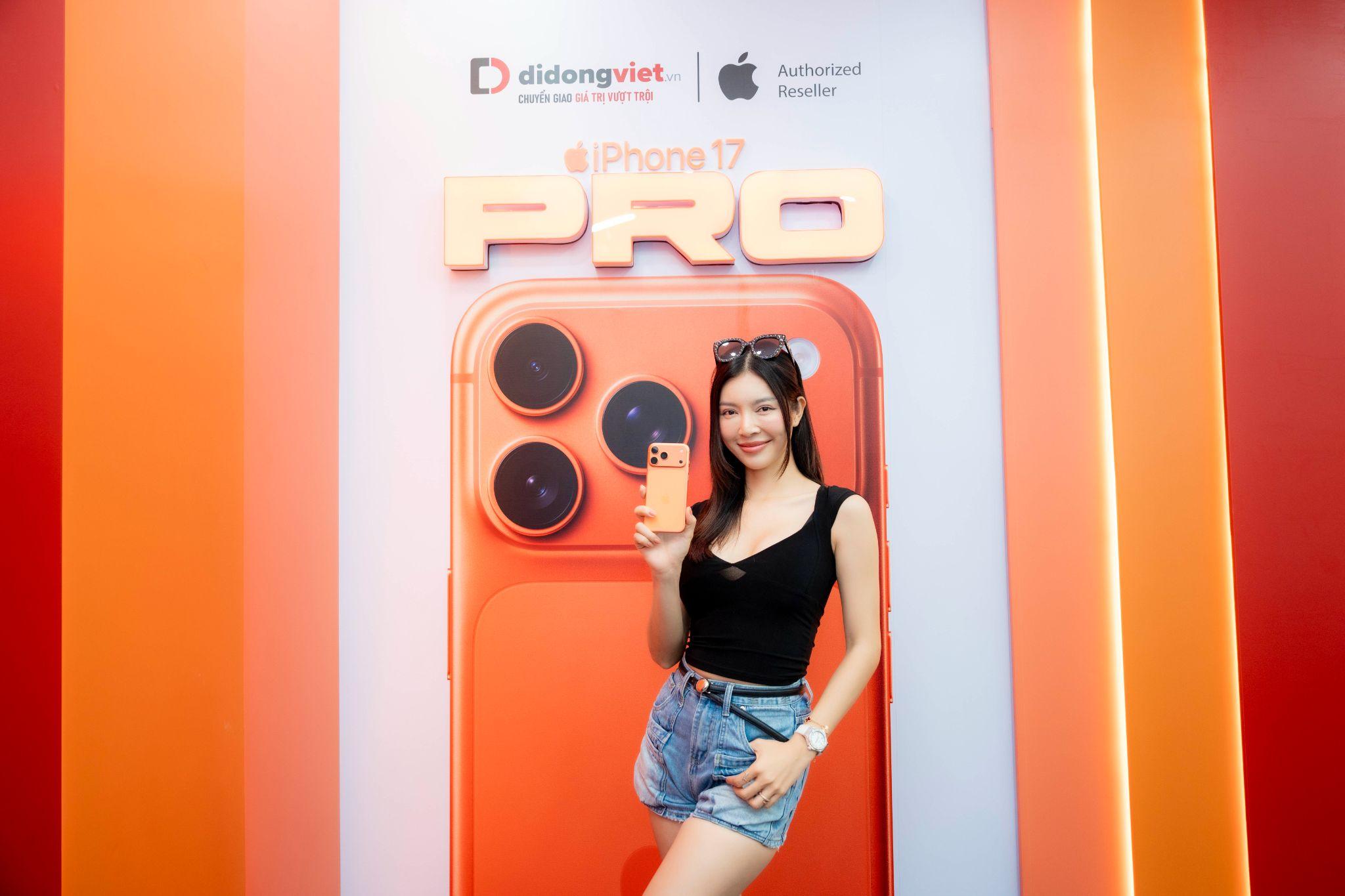 Á hậu Bùi Lý Thiên Hương cũng ấn tượng với màu cam vũ trụ của iPhone 17 Pro Max.