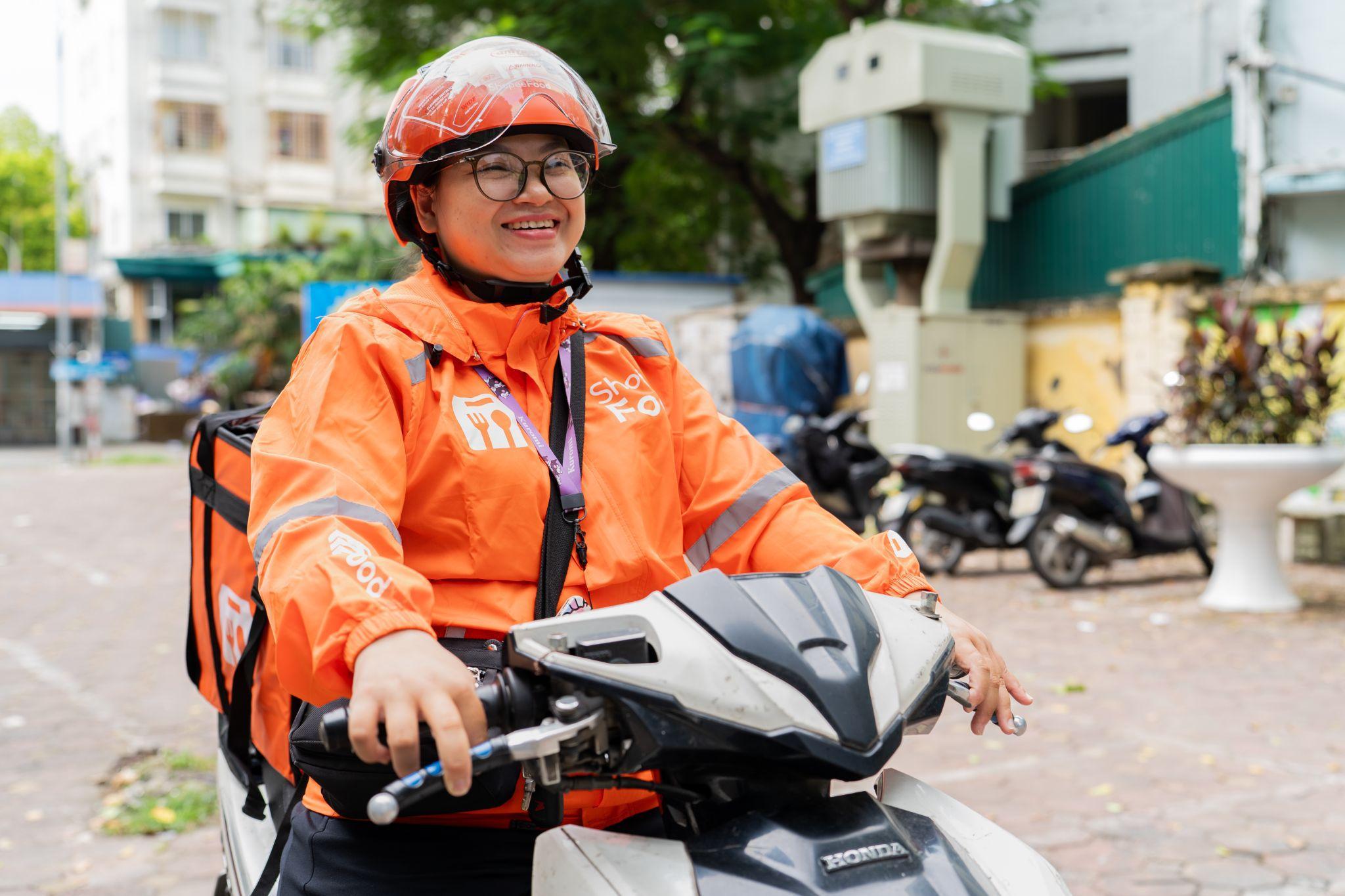 “Mỗi nghề đều có những khó khăn và giá trị riêng, làm tài xế cũng vậy, mình cứ giữ tinh thần tích cực, suy nghĩ đơn giản thì nó sẽ đơn giản thôi”, chị Thùy Linh, tài xế ShopeeFood chia sẻ.