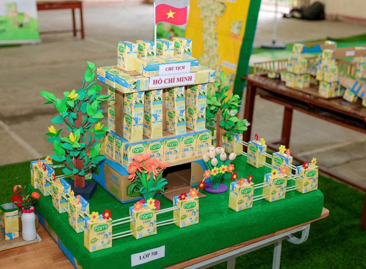 Những vỏ hộp sữa qua bàn tay khéo léo của các em học sinh, trở thành những tác phẩm đầy sáng tạo.